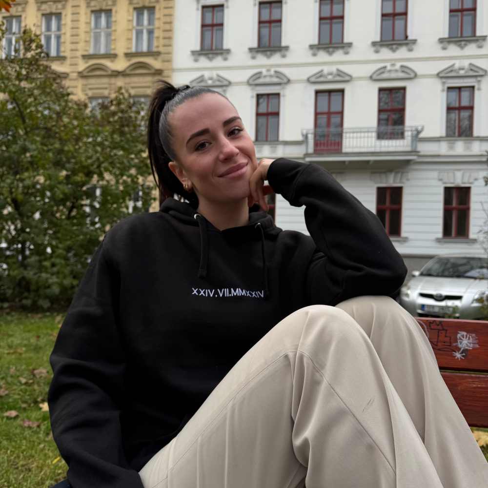 Mikina s vlastní výšivkou s kapucí